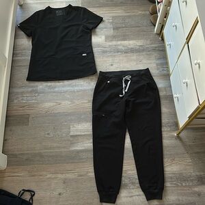 Black Figs scrub set